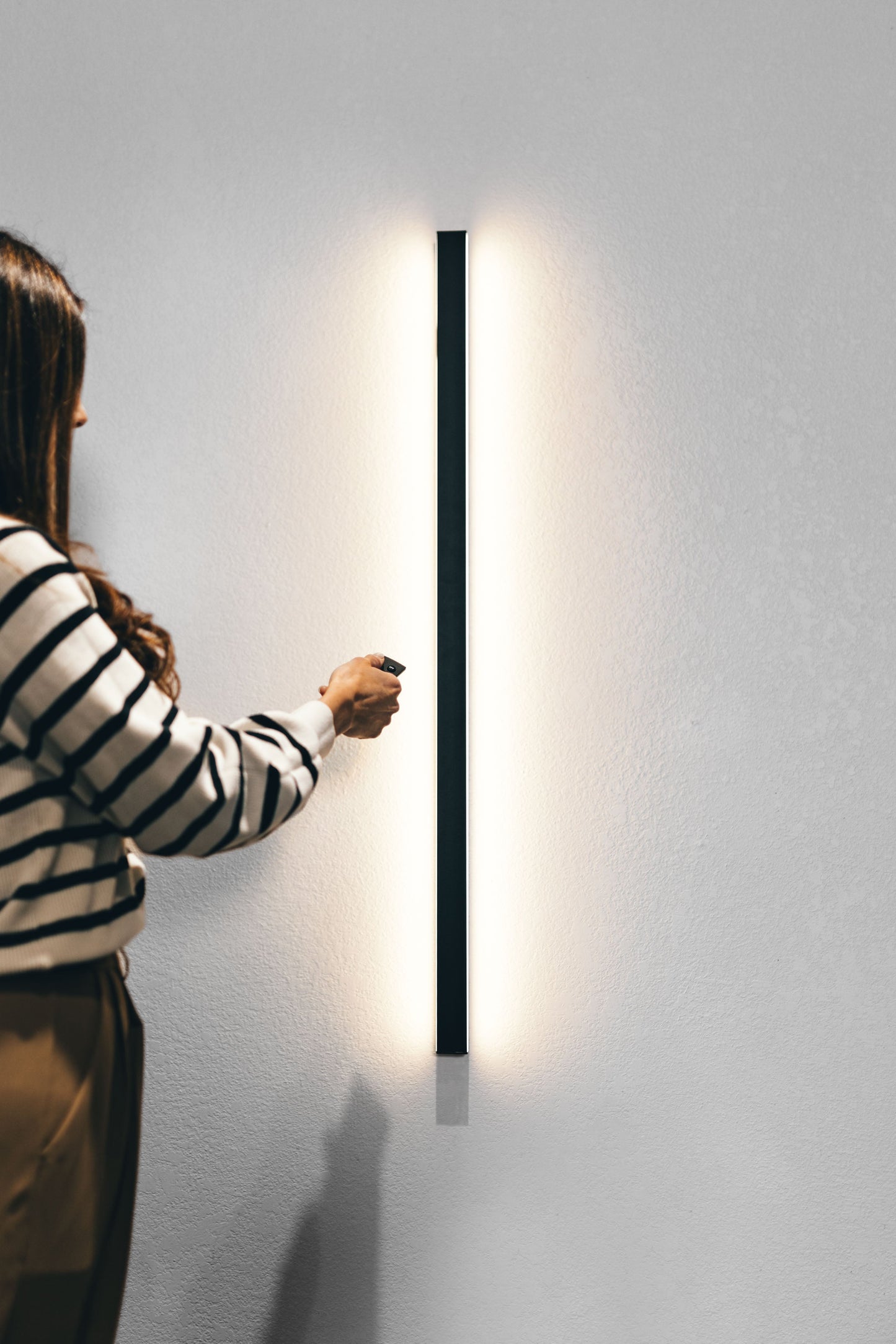 Minimalistische lineaire wandlamp met LED-sfeerverlichting