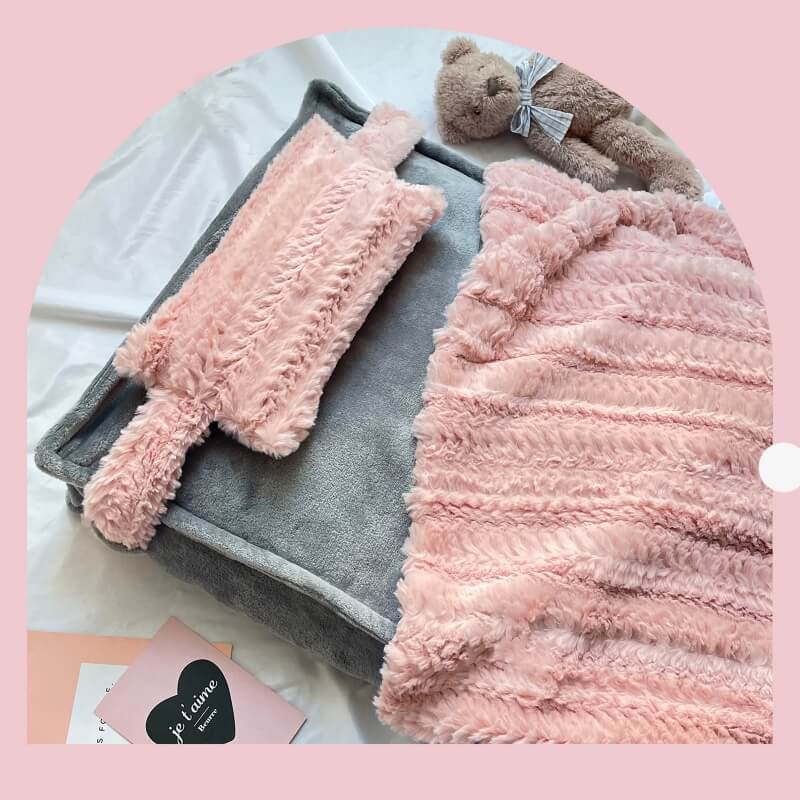 Speels roze pluche huisdierbed met kussen en deken