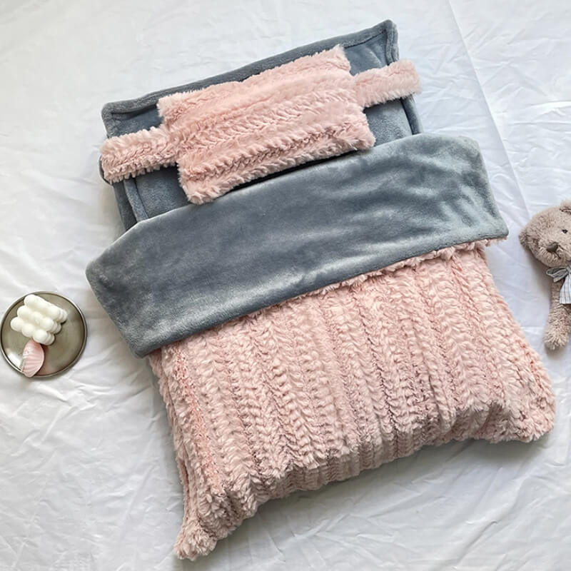Speels roze pluche huisdierbed met kussen en deken