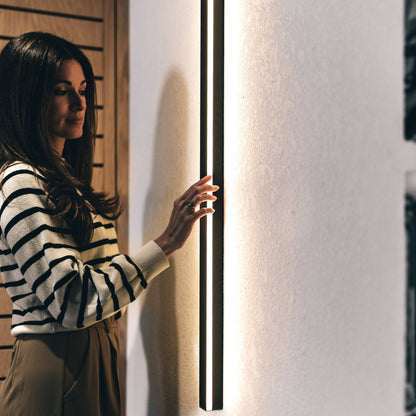 Minimalistische lineaire wandlamp met LED-sfeerverlichting
