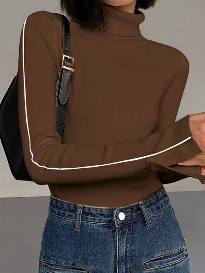 Rollkragenpullover mit Kontrastpaspelierung