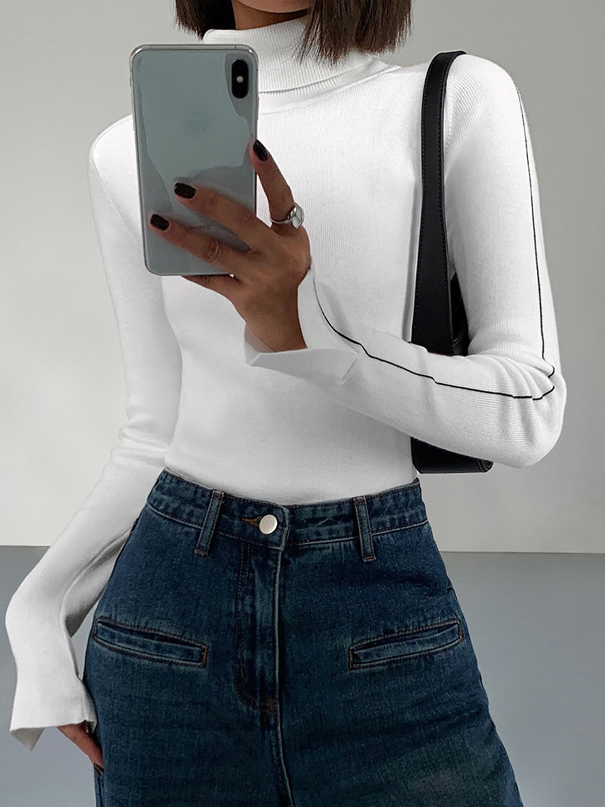 Rollkragenpullover mit Kontrastpaspelierung