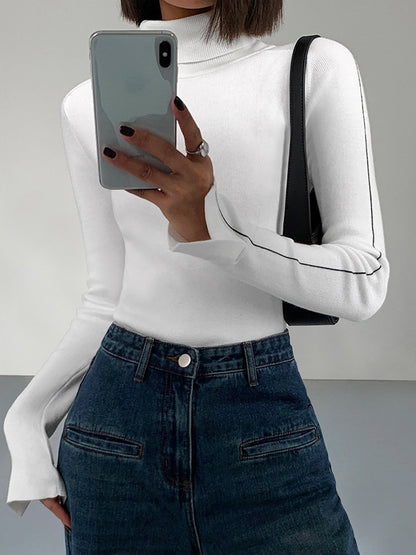 Rollkragenpullover mit Kontrastpaspelierung