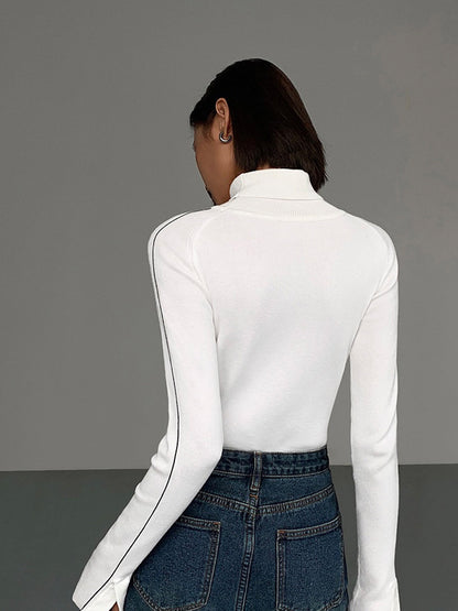 Rollkragenpullover mit Kontrastpaspelierung