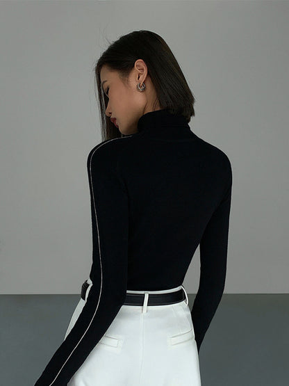 Rollkragenpullover mit Kontrastpaspelierung