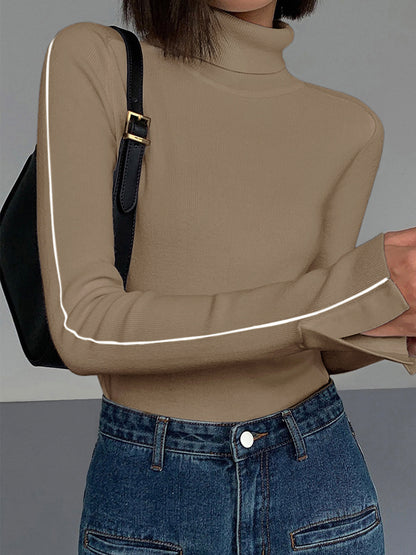 Rollkragenpullover mit Kontrastpaspelierung