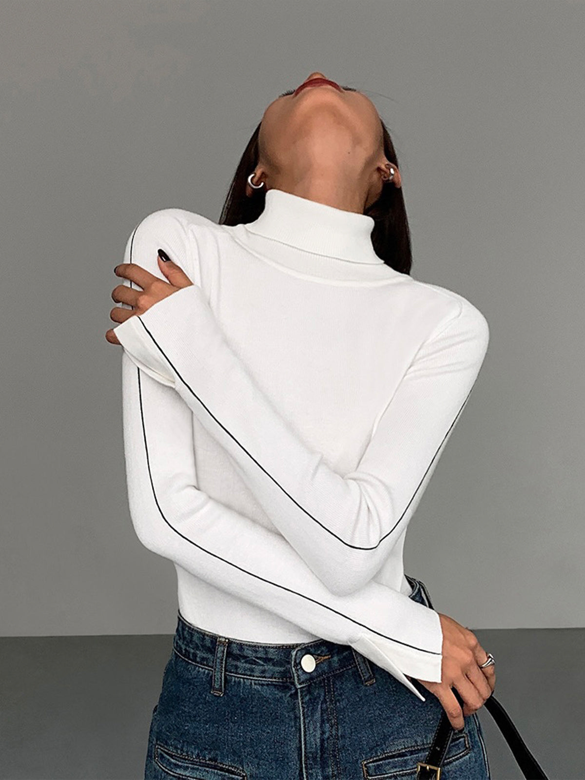 Rollkragenpullover mit Kontrastpaspelierung