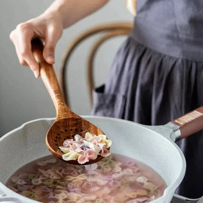 Keukenset gemaakt van natuurlijk teakhout