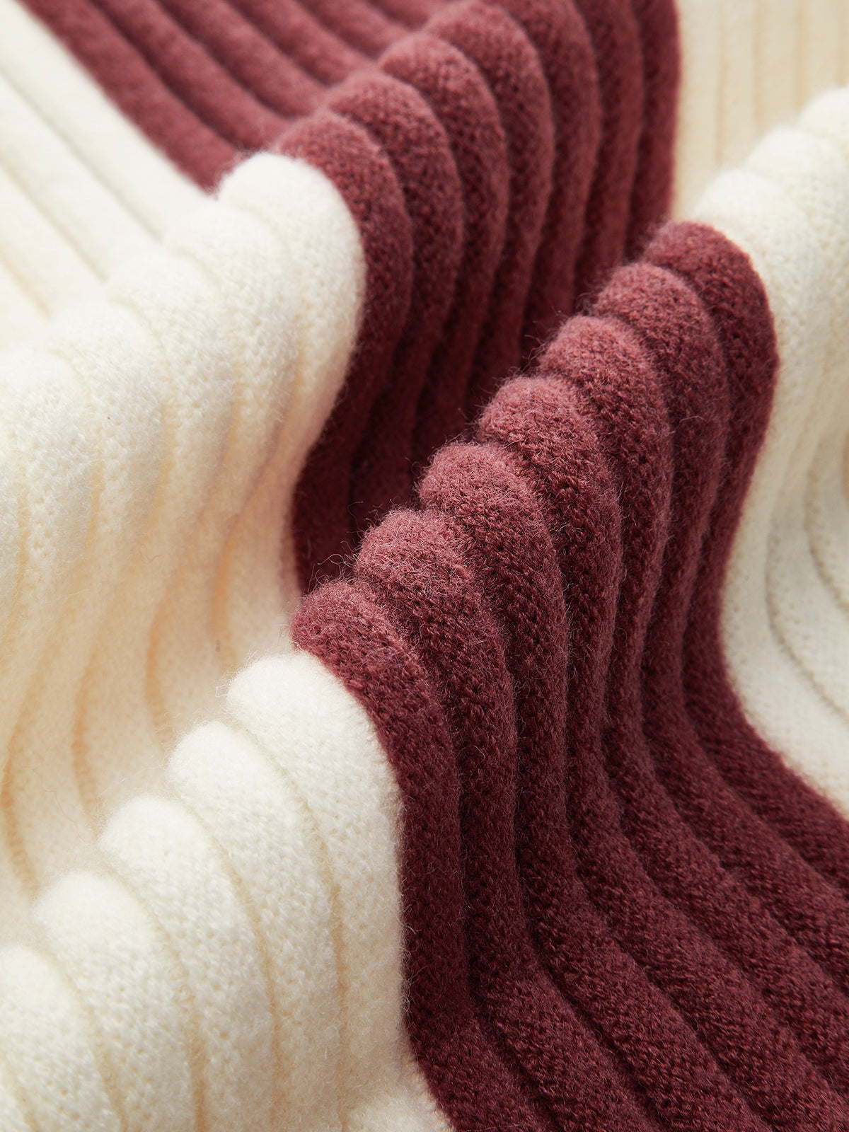 Ribbet farveblok rullekrave sweater