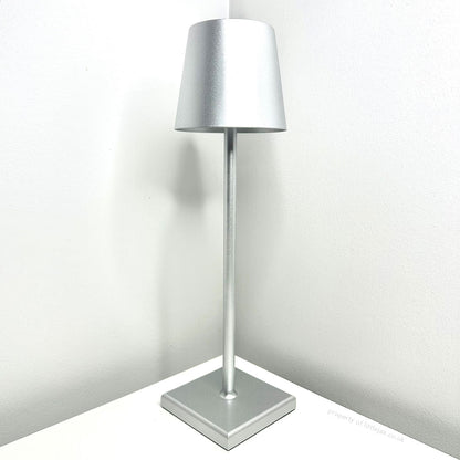 Stilfuld LED-sengelampe – Ledningsfri, genopladelig og moderne