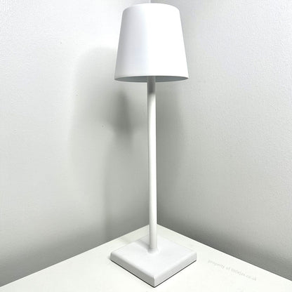 Stilfuld LED-sengelampe – Ledningsfri, genopladelig og moderne